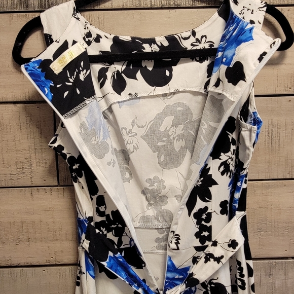 Beautiful fitted with flare skirt dress - Picture 6 of 7